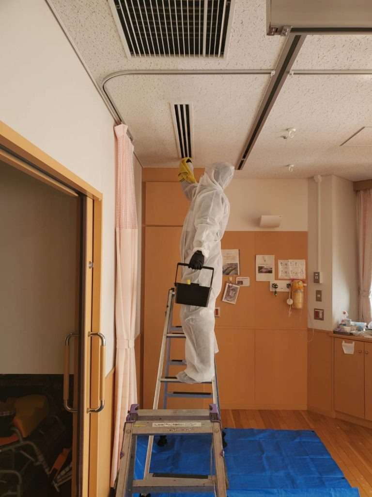 愛知県名古屋市　某病院内のエアコン周りのカビ取り・カビ対策